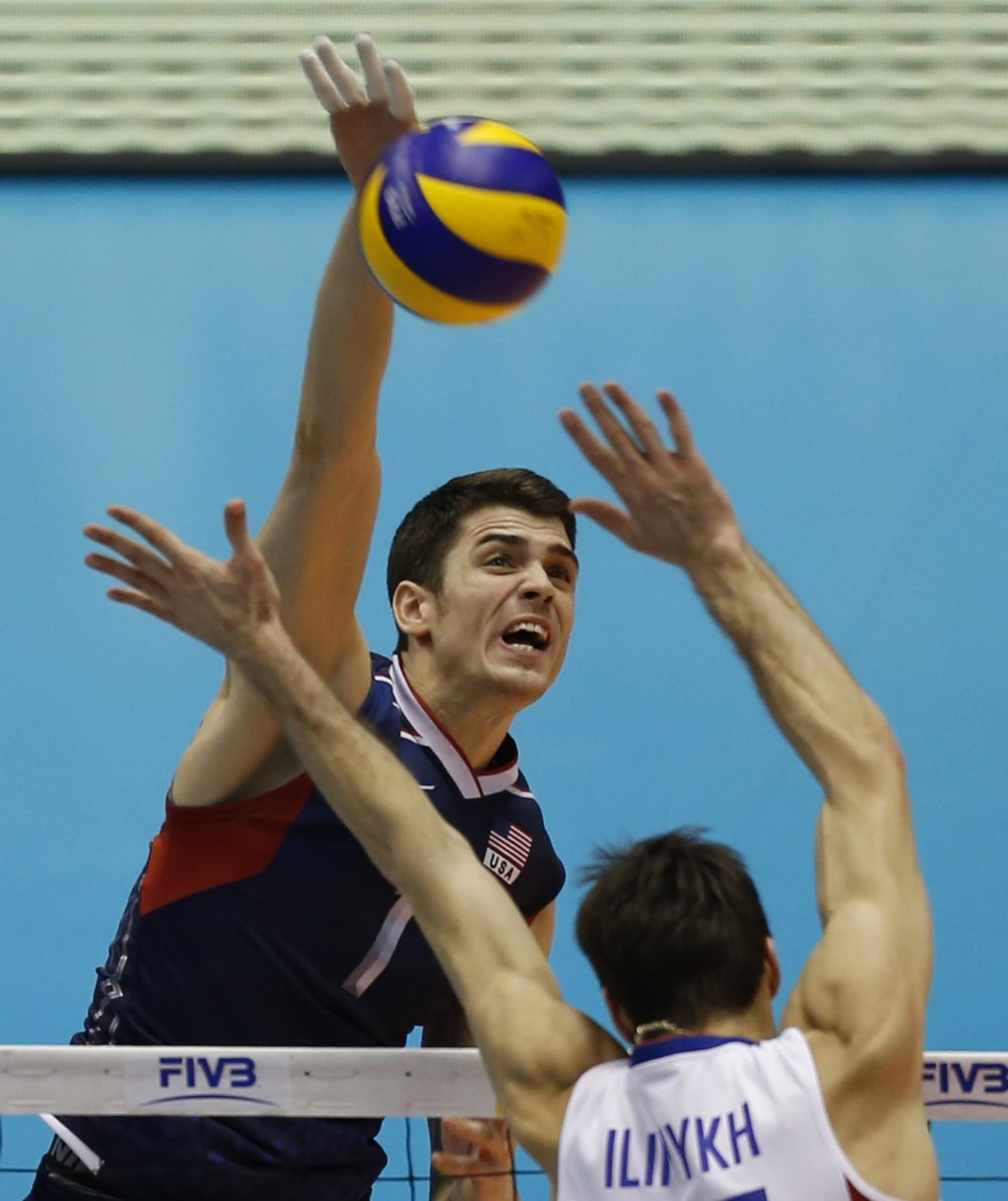 Anderson of the U.S. spikes the ball against Ilinykh of Russia фото (photo)