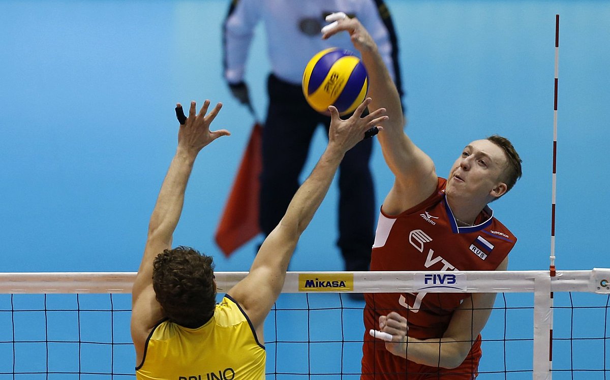 Grankin of Russia spikes the ball against Brazil's Bruno фото (photo)