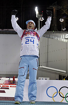 Биатлон Norway's Ole Einar Bjoerndalen celebrates after winning the фото (photo)