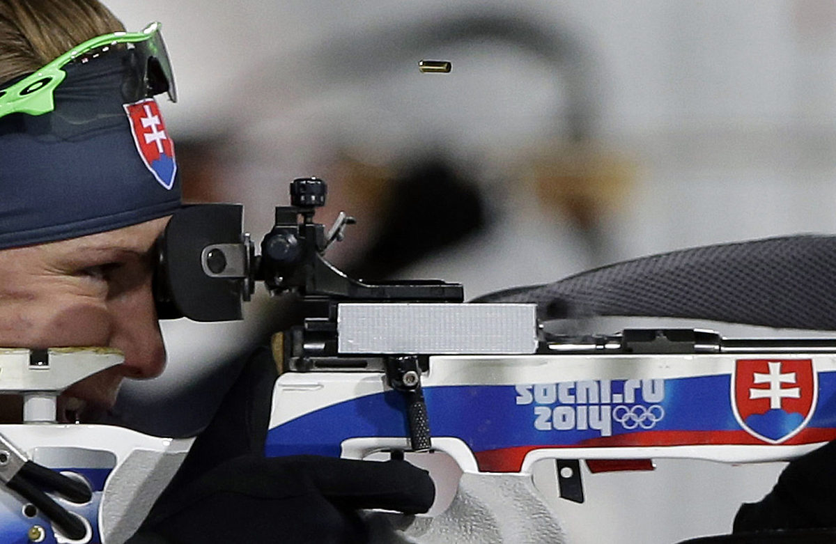 Slovakia's Anastasiya Kuzmina shoots on her way to win the фото (photo)