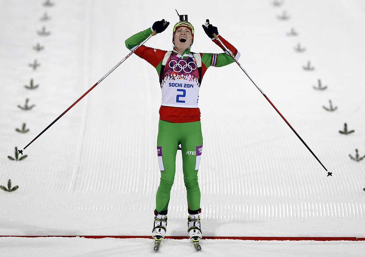 Belarus' Darya Domracheva celebrates winning the gold medal фото (photo)