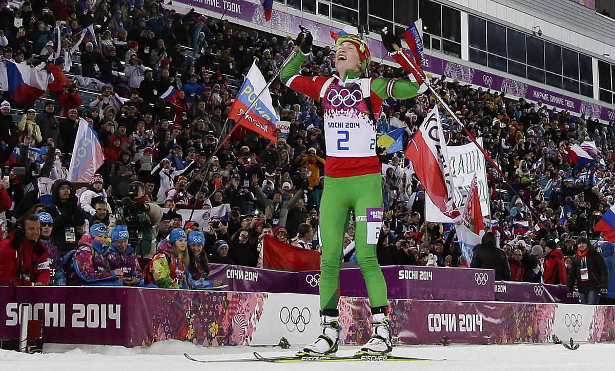 Belarus' Darya Domracheva celebrates winning the gold medal фото (photo)