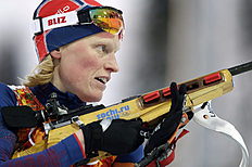 Биатлон Norway's Tora Berger prepares to shoot during the mixed biathlon фото (photo)