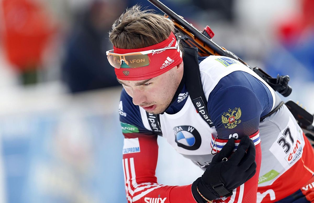 Russia's Anton Shipulin competes in the men's 10km sprint фото (photo)