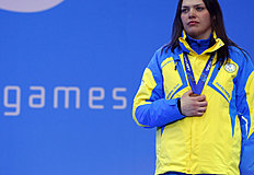 Паралимпийский спорт Ukraine's Olena Iurkovska covers her bronze medal with her фото (photo)