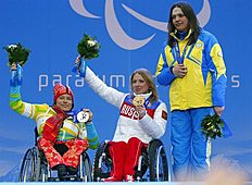 Паралимпийский спорт Ukraine's Olena Iurkovska covers her bronze medal with her фото (photo)
