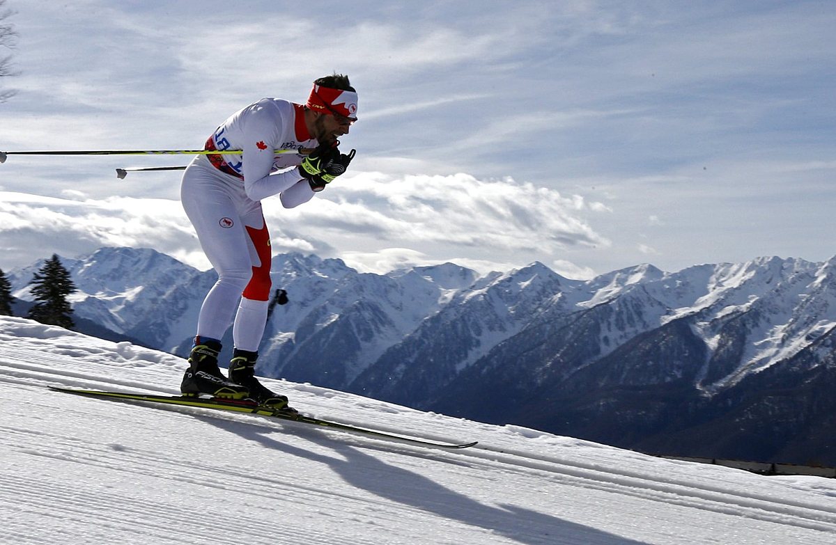 Canada's Mckeever skis during the men's 10 km cross-country фото (photo)