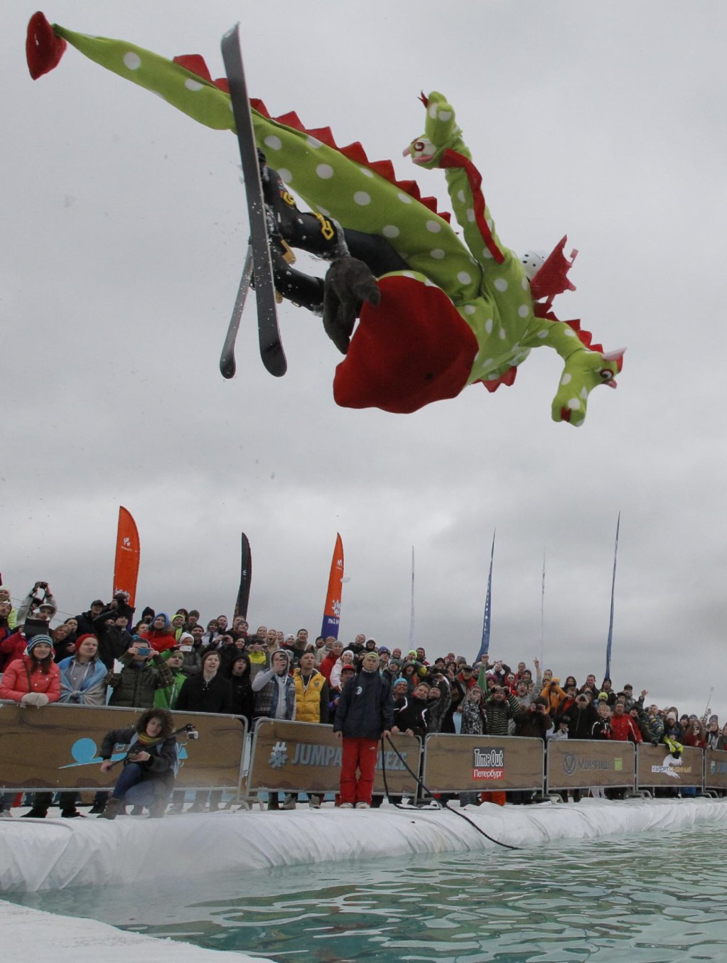 A competitor participates in the 'Red Bull Jump and Freeze фото (photo)