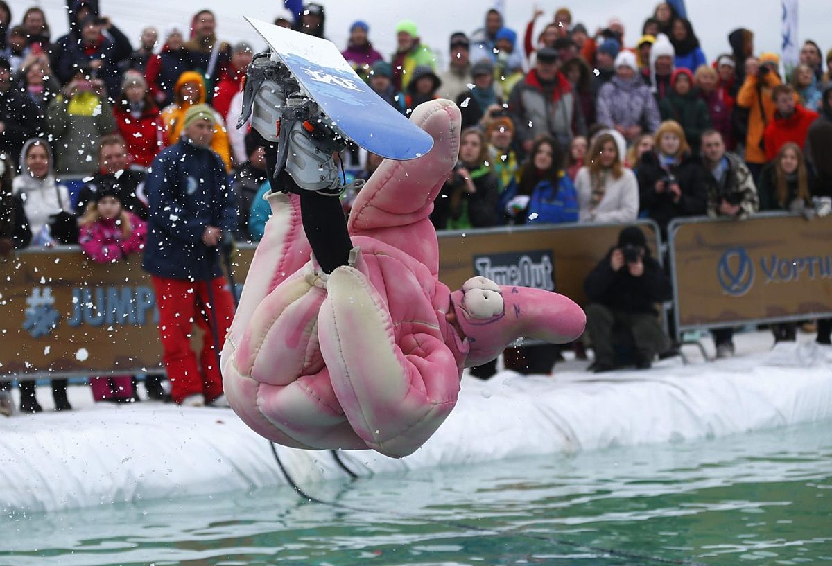 A competitor participates in the Red Bull Jump and Freeze competition фото (photo)