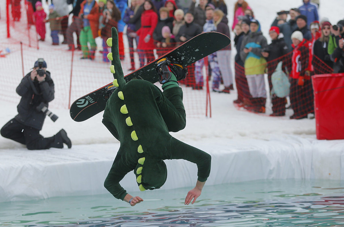 A competitor participates in the Red Bull Jump and Freeze competition фото (photo)