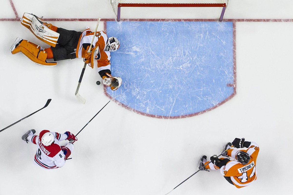 Хоккей в России: Philadelphia Flyers' Cal Heeter, top, reaches фото (photo)