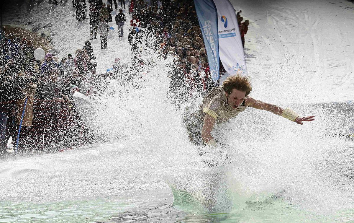 Snowboarder tries to cross 26-metre long pool of water at the фото (photo)