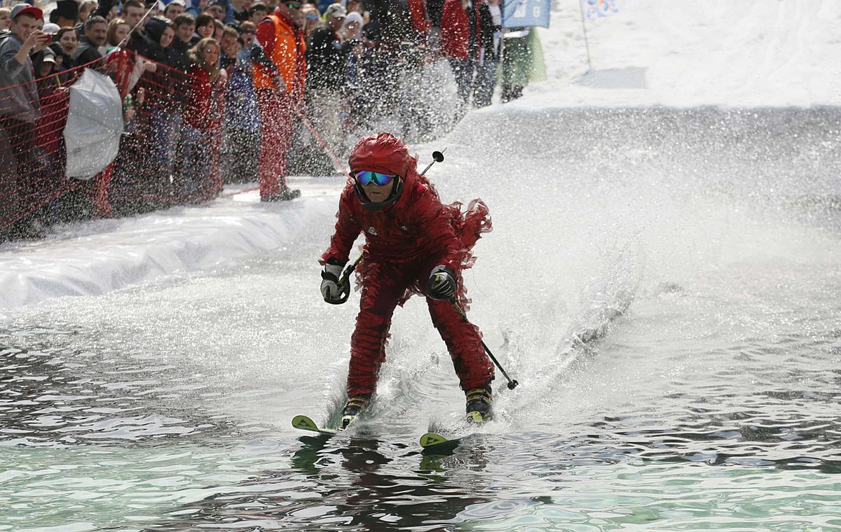 Skier tries to cross 26-metre long pool of water at the foot фото (photo)