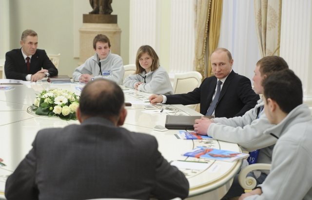 Russia's President Vladimir Putin meets with participants фото (photo)