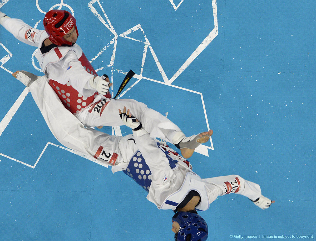 Тхэквондо (таэквондо, taekwondo): South Korea's Lee Daehoon (blue) fights