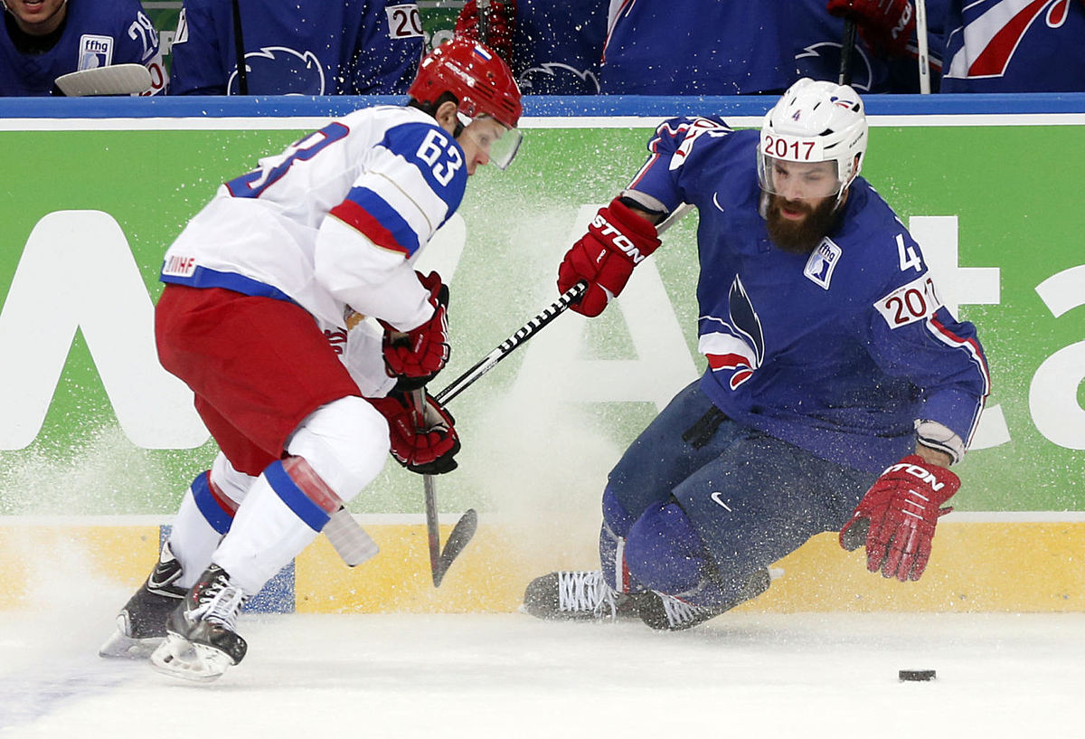 Хоккей в России: Russia forward Yevgeni Dadonov, left, battles фото (photo)