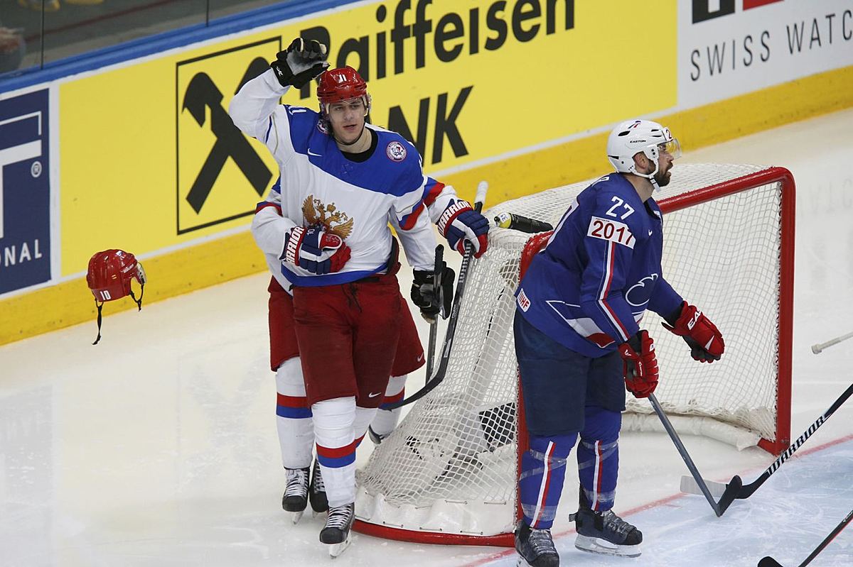 Хоккей в России: Russia's Malkin celebrates goal as France фото (photo)