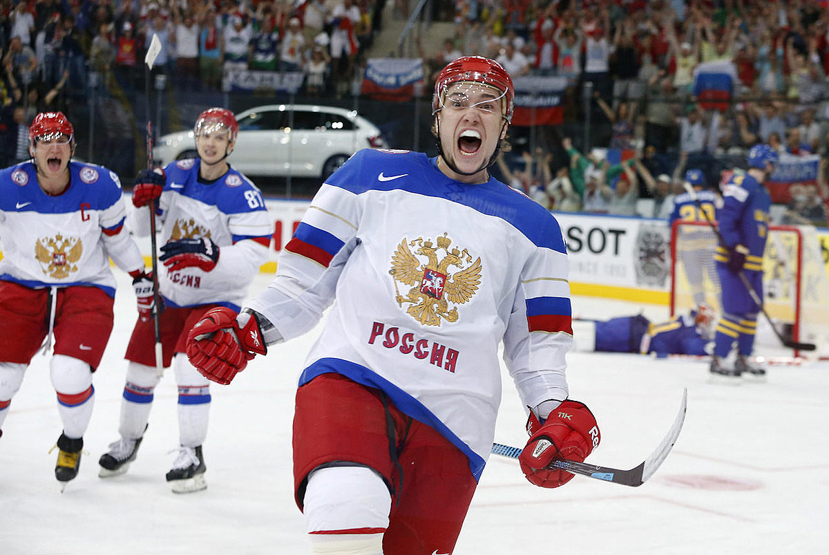 Хоккей в России: Russia's Sergei Plotnikov (C) celebrates фото (photo)