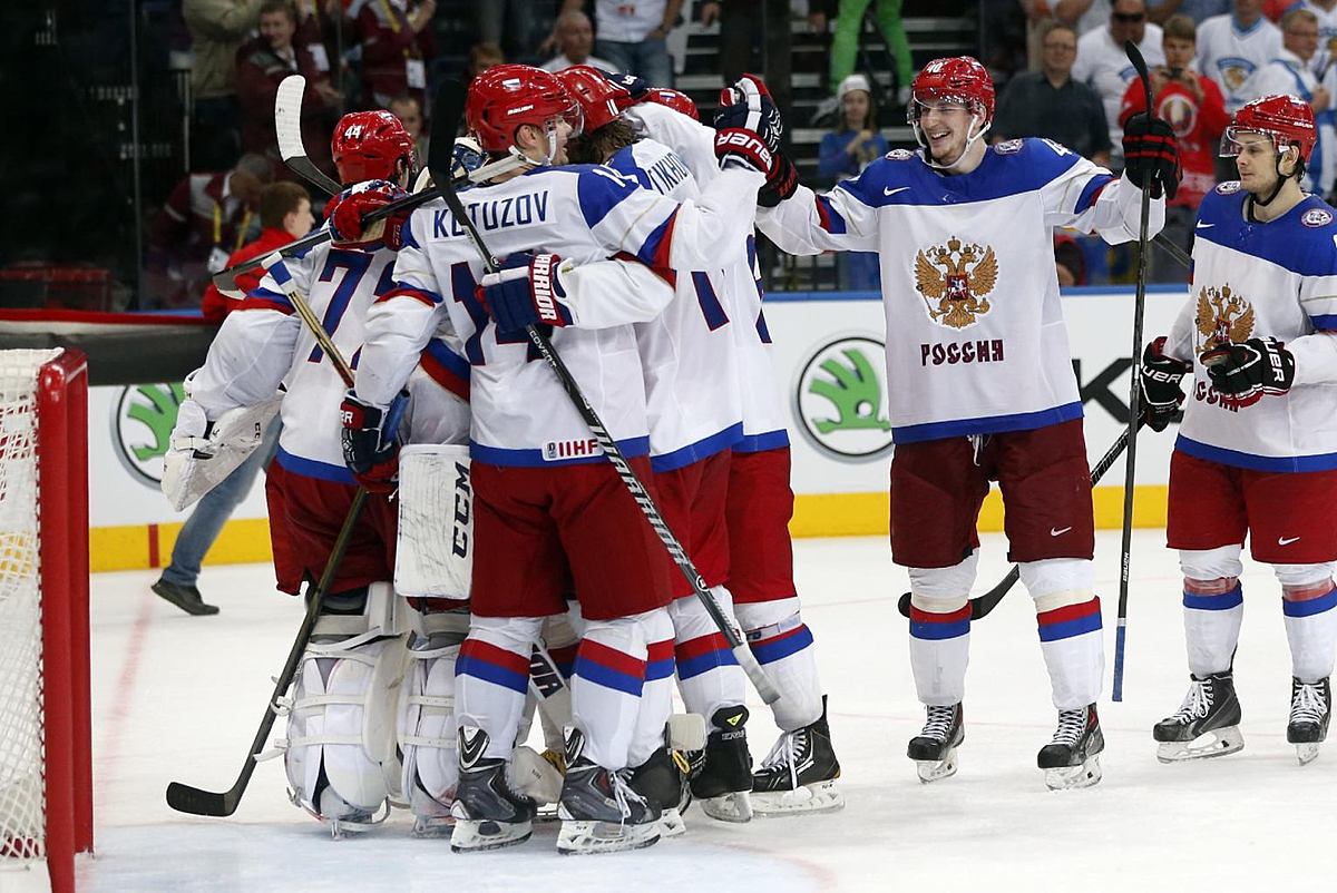 Хоккей в России: Russia players celebrate their victory in a фото (photo)