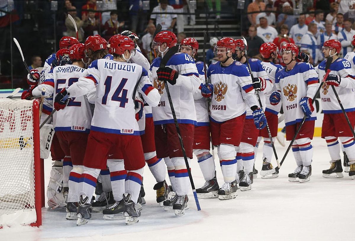 Хоккей в России: Russia players celebrate their victory in a фото (photo)