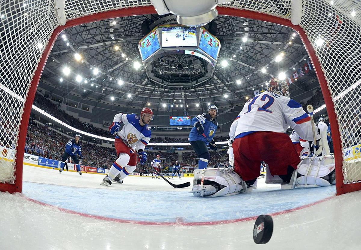 Хоккей в России: Russia's goalie Bobrovski fails to save фото (photo)
