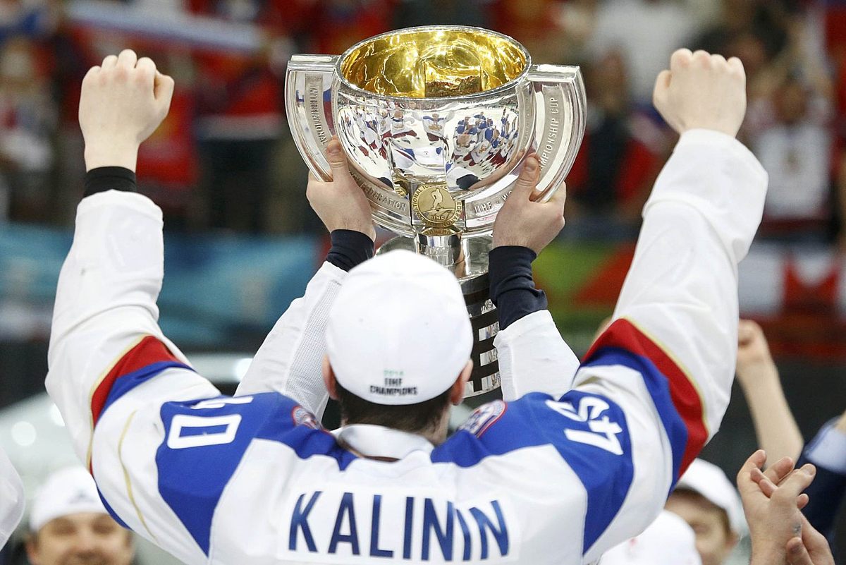 Хоккей в России: Russia's players celebrate with the trophy фото (photo)