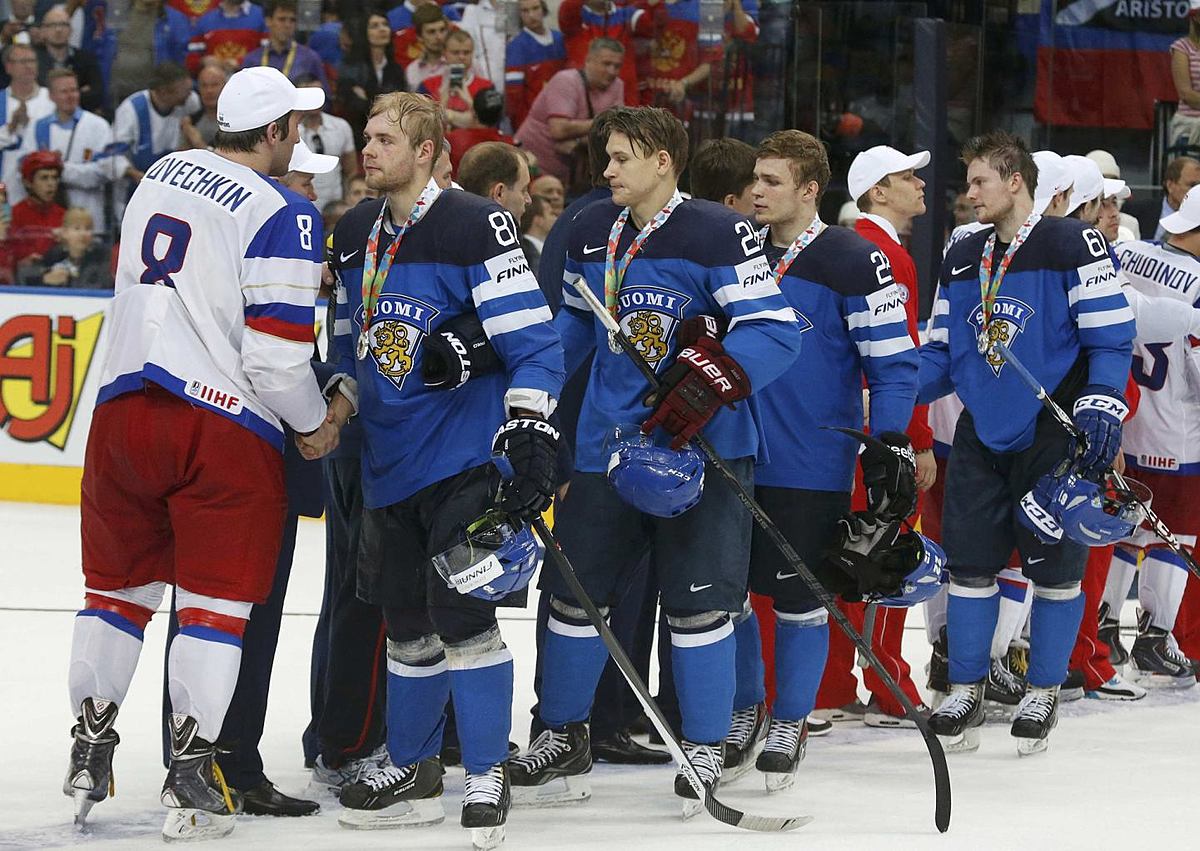 Хоккей в России: Russia's Ovechkin shakes hands with Finland фото (photo)