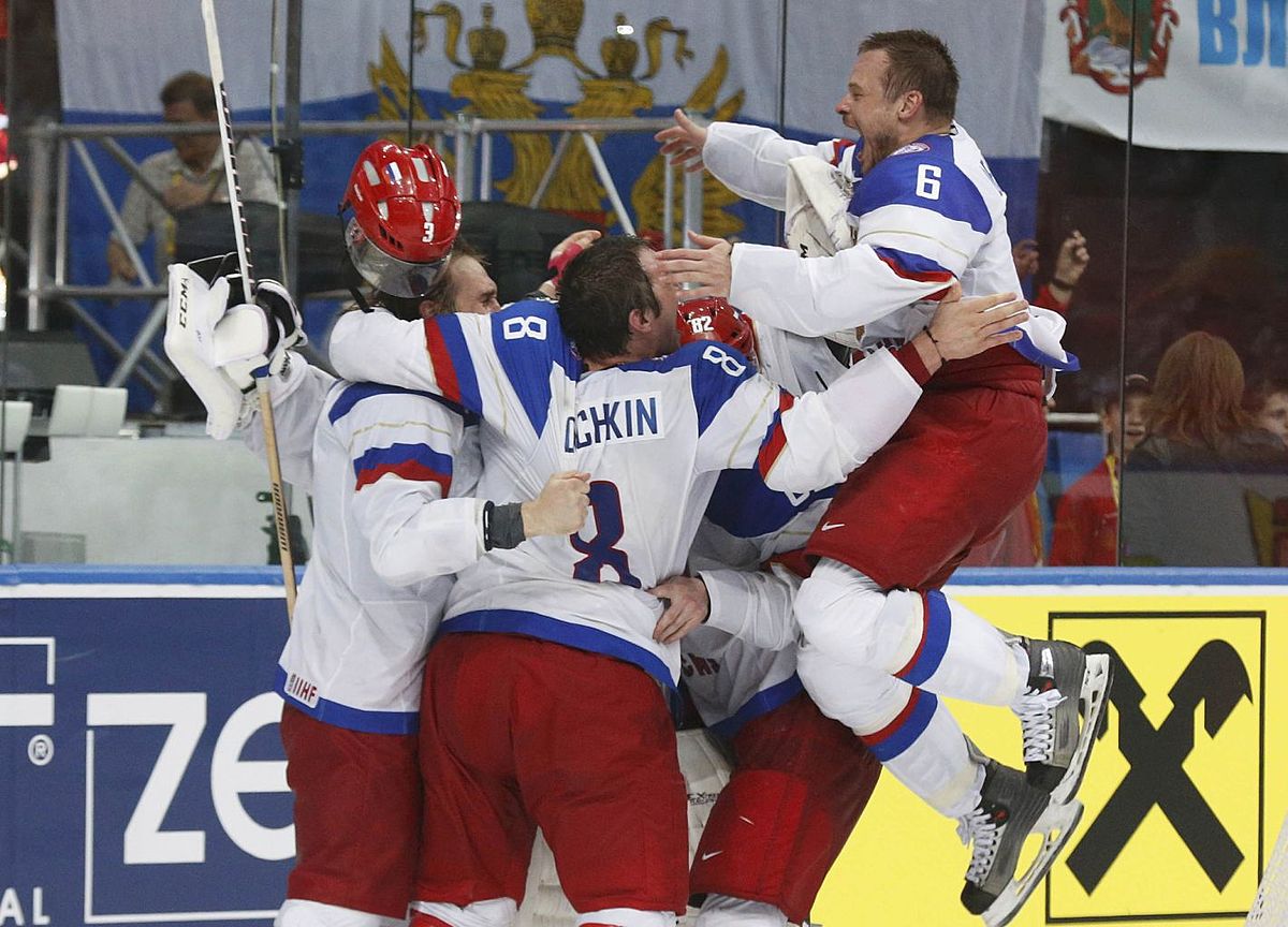 Хоккей в России: Russia's players celebrate winning their фото (photo)