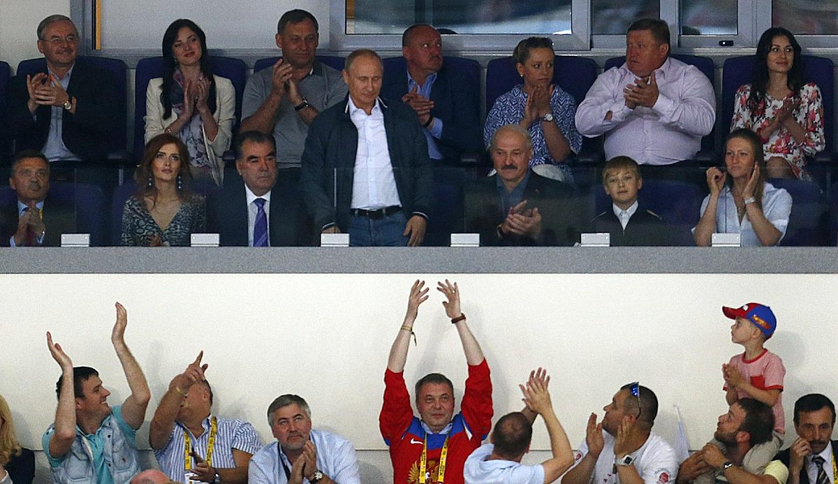 Хоккей в России: Russian President Vladimir Putin acknowledges фото (photo)