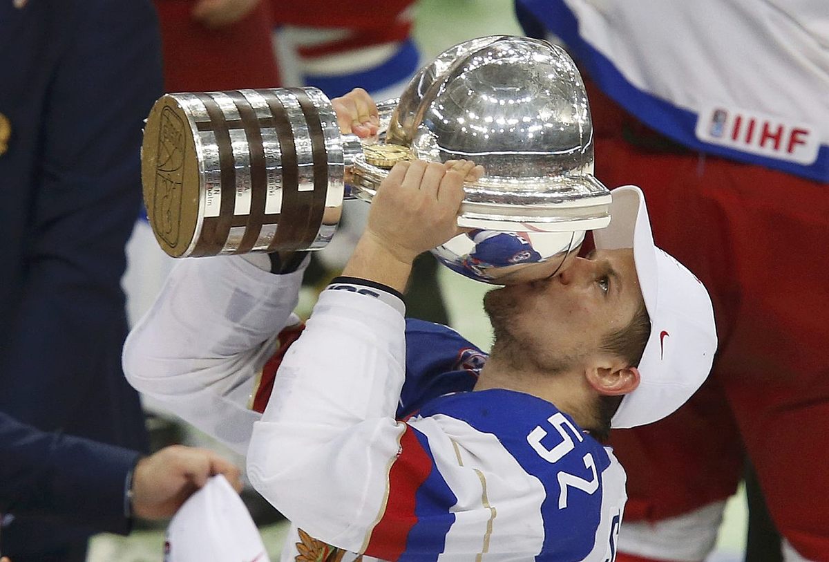 Хоккей в России: Russia's Shirokov kisses the trophy as he фото (photo)