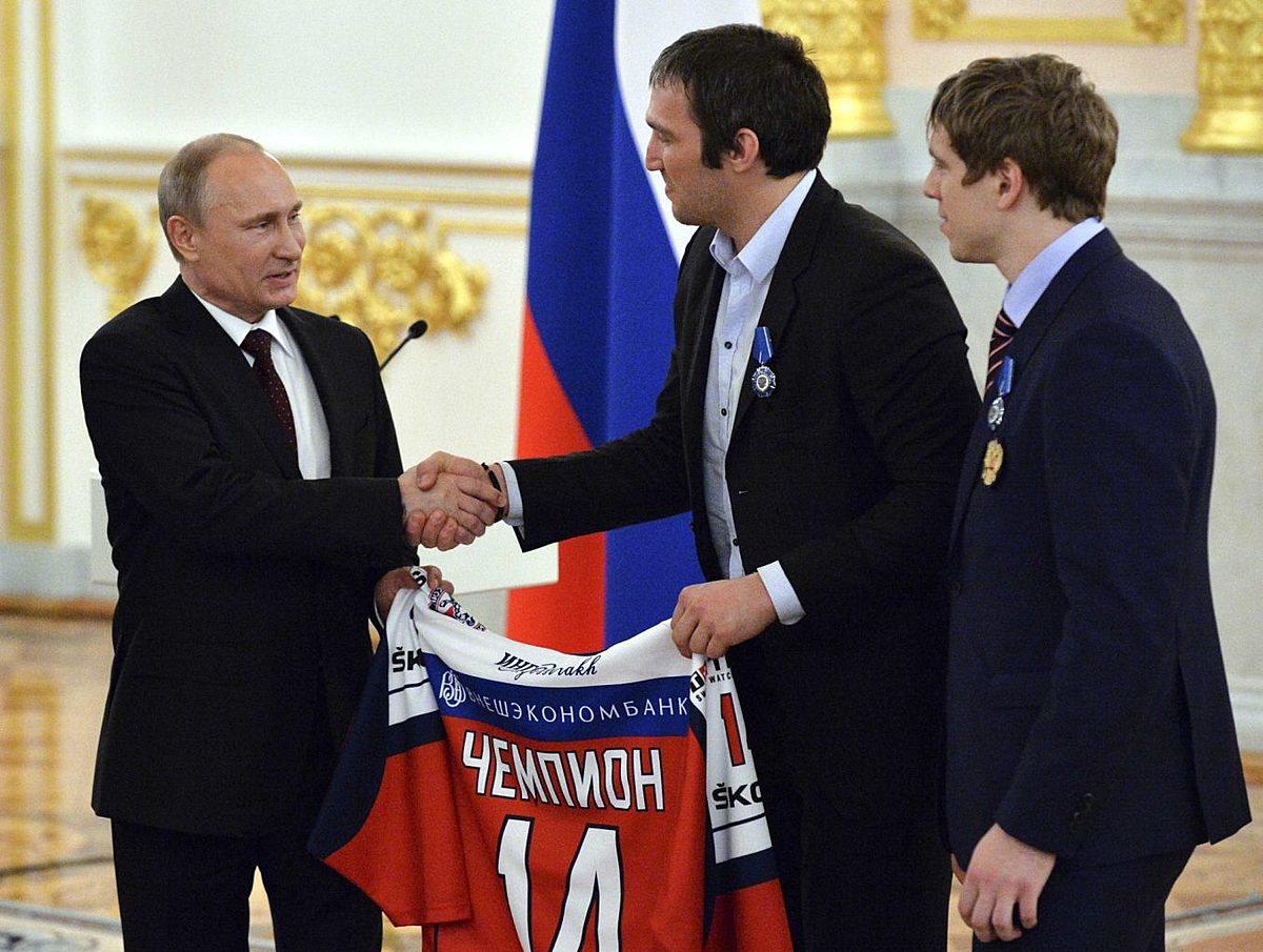 Хоккей в России: Russia's President Putin shakes hands with фото (photo)