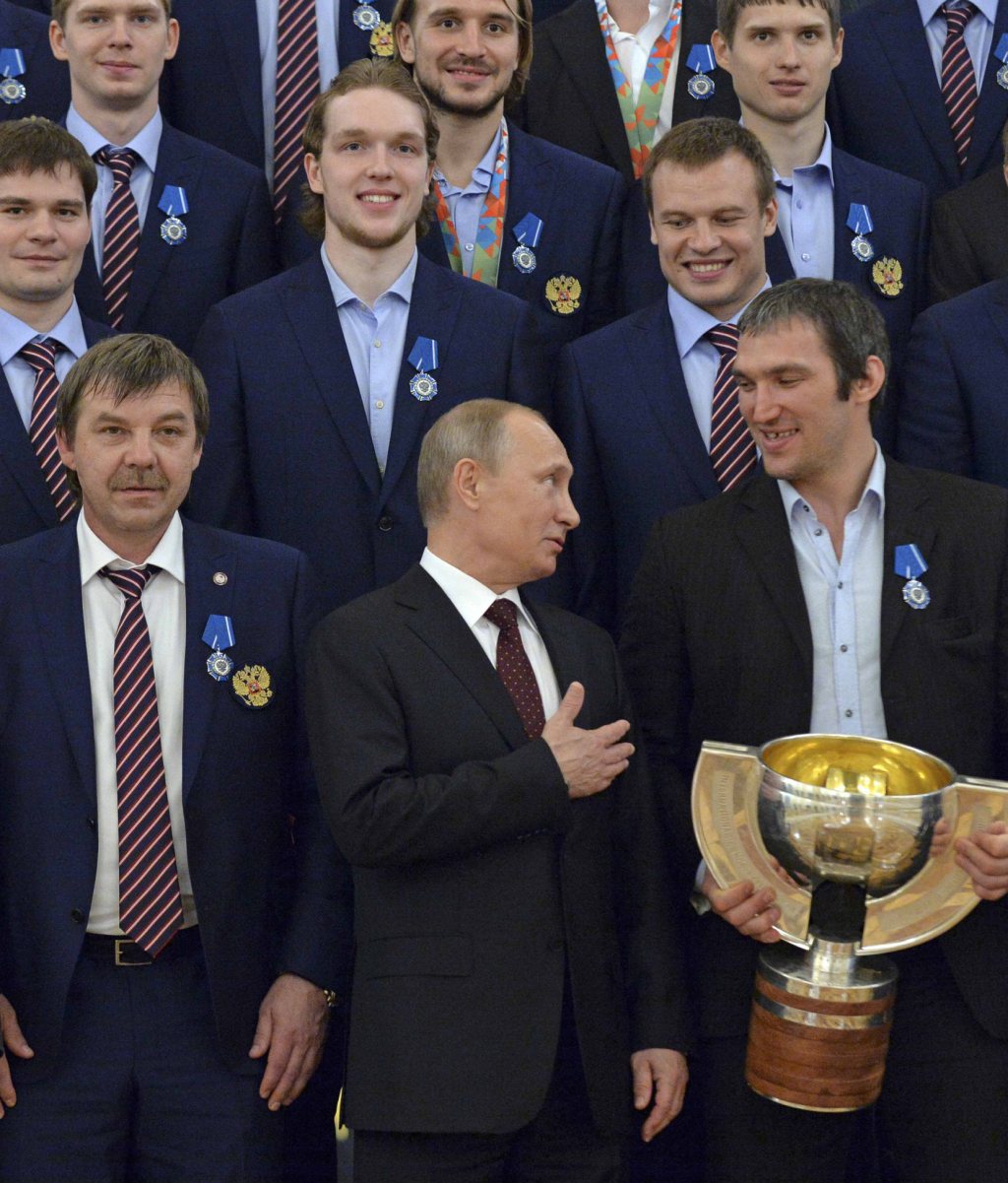 Хоккей в России: President Putin poses for picture with players фото (photo)