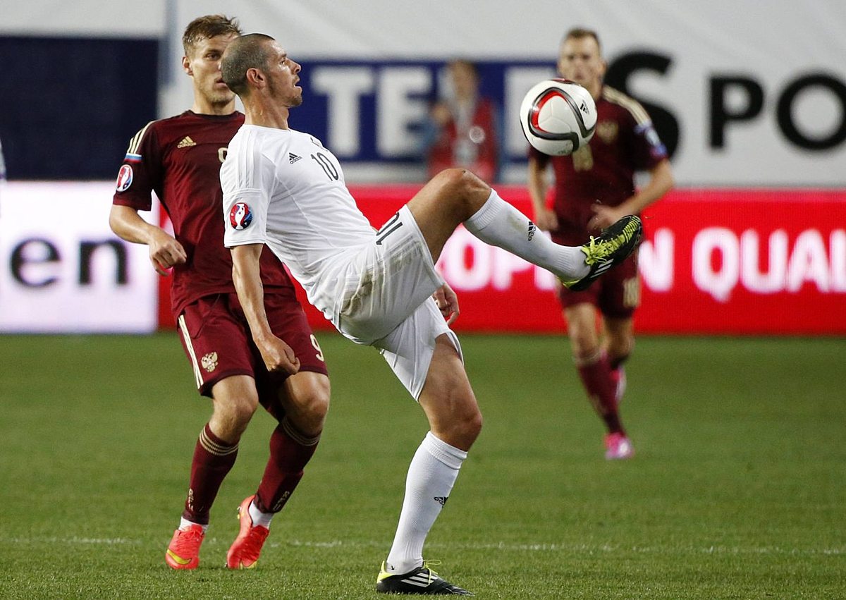Liechtenstein's Frick fights for the ball against Russia фото (photo)