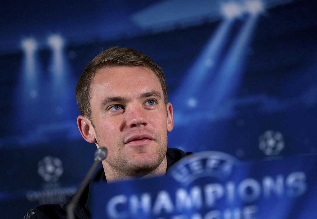 Bayern's goalkeeper Manuel Neuer smiles during the news conference фото (photo)