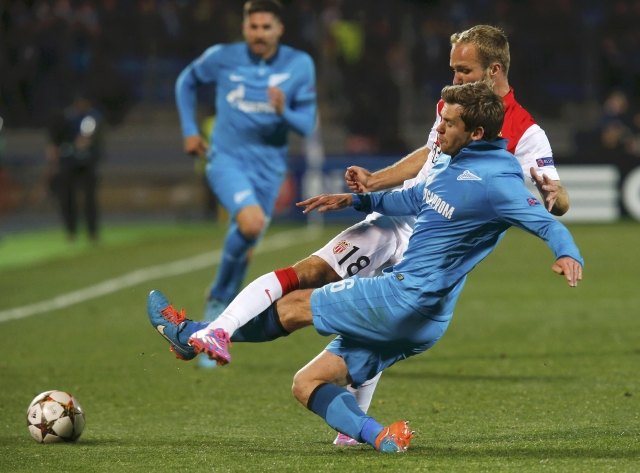 Zenit St. Petersburg's Nicolas Lombaerts collides with A фото (photo)
