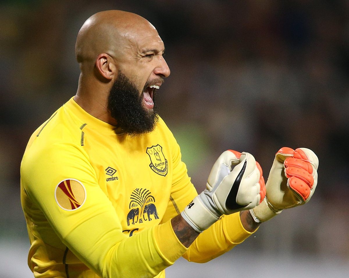 Everton's goalkeeper Tim Howard gestures during the Europa фото (photo)