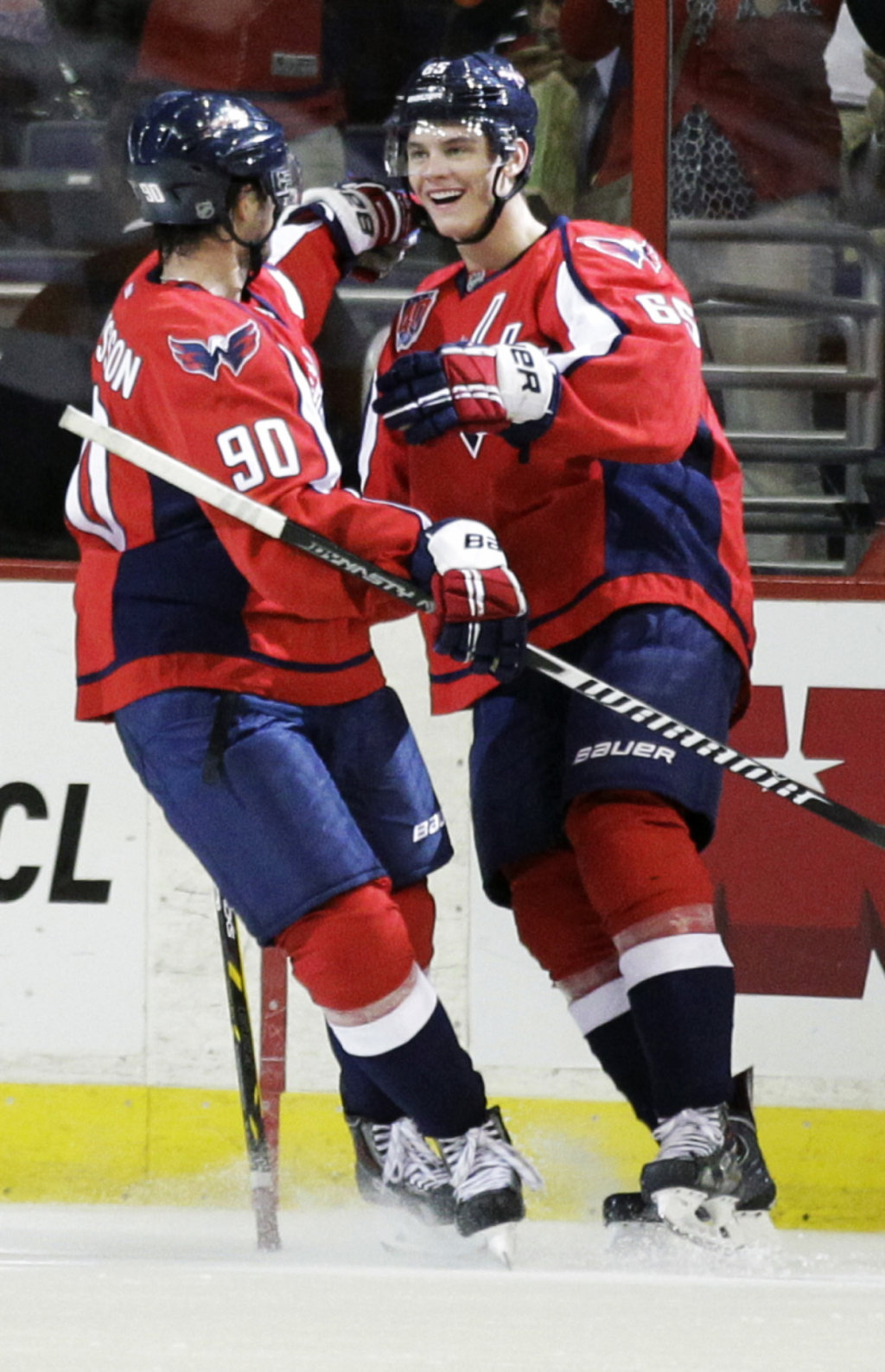 Хоккей в России: Washington Capitals' Andre Burakovsky, right фото (photo)