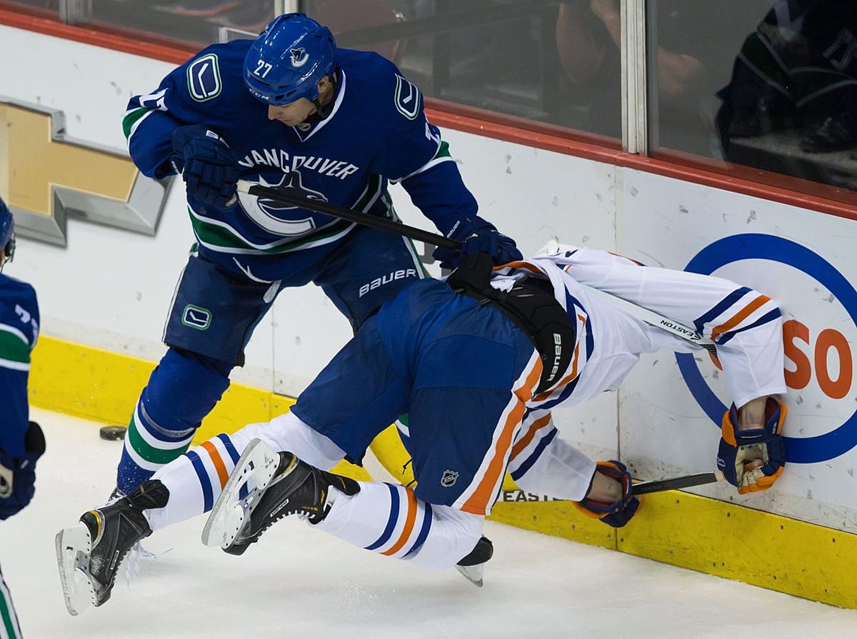 Хоккей в России: Vancouver Canucks' Shawn Matthias, left фото (photo)