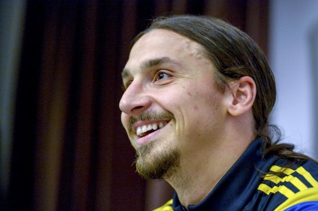 Sweden soccer captain Zlatan Ibrahimovic smiles during a news фото (photo)