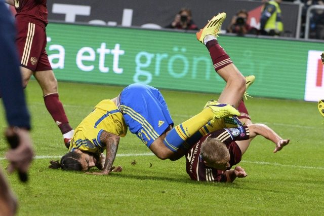 Sweden's Jimmy Durmaz falls over Russia's Igor Smolnikov фото (photo)
