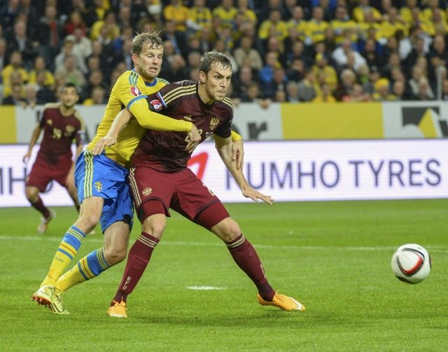 Sweden's Mikael Antonsson fights for the ball with Russia фото (photo)