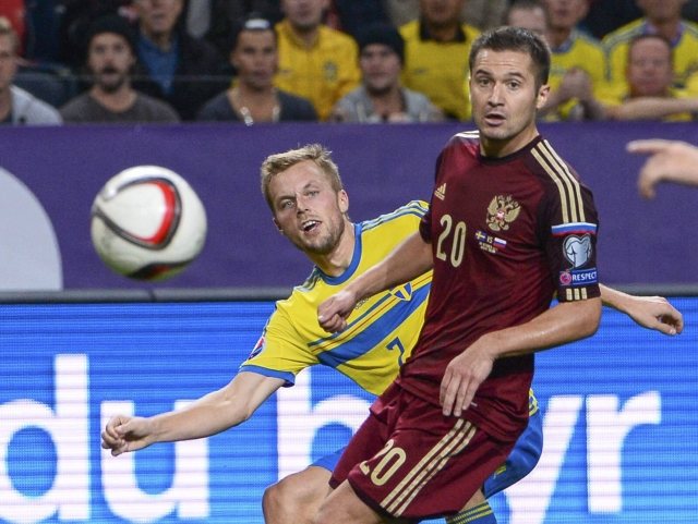Sweden's Sebastian Larsson fights for the ball with Russia фото (photo)