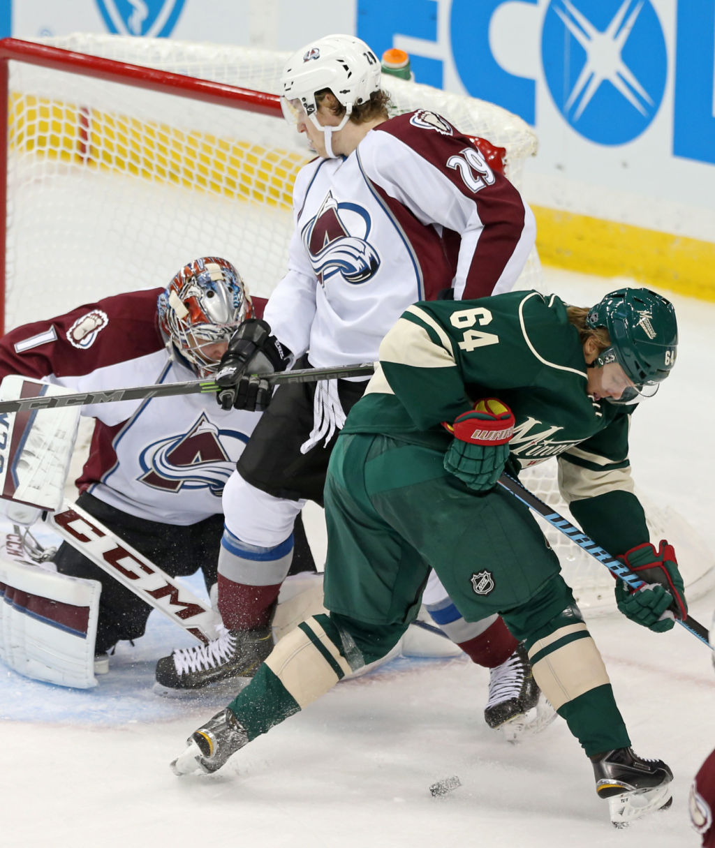 Хоккей в России: Colorado Avalanche goalie Semyon Varlamov, left фото (photo)
