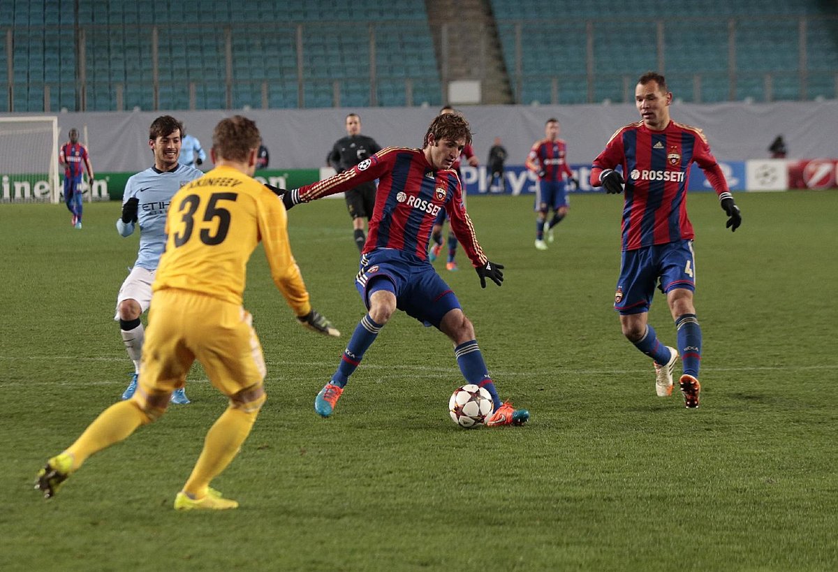 CSKA's Mario Fernandes, centre, in action during the Champions фото (photo)