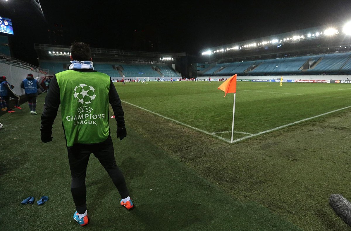 Manchester City players and CSKA players play in front of empty фото (photo)