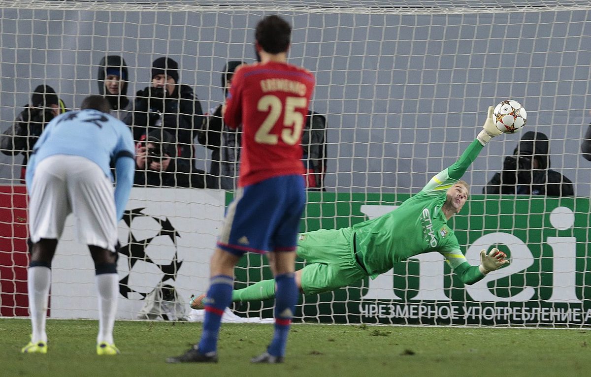 Manchester City's goalkeeper Joe Hart fails to save a penalty фото (photo)