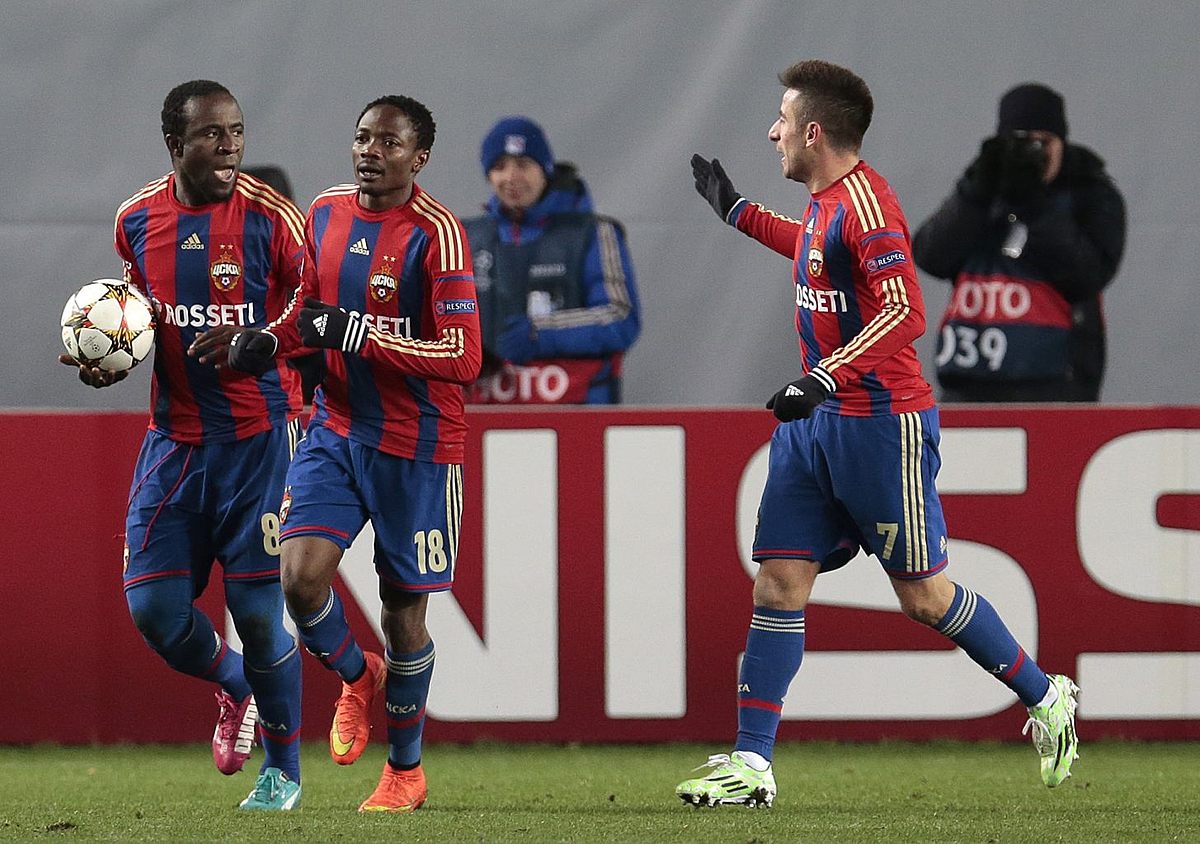 CSKA's Seydou Doumbia, left, celebrates after scoring his фото (photo)