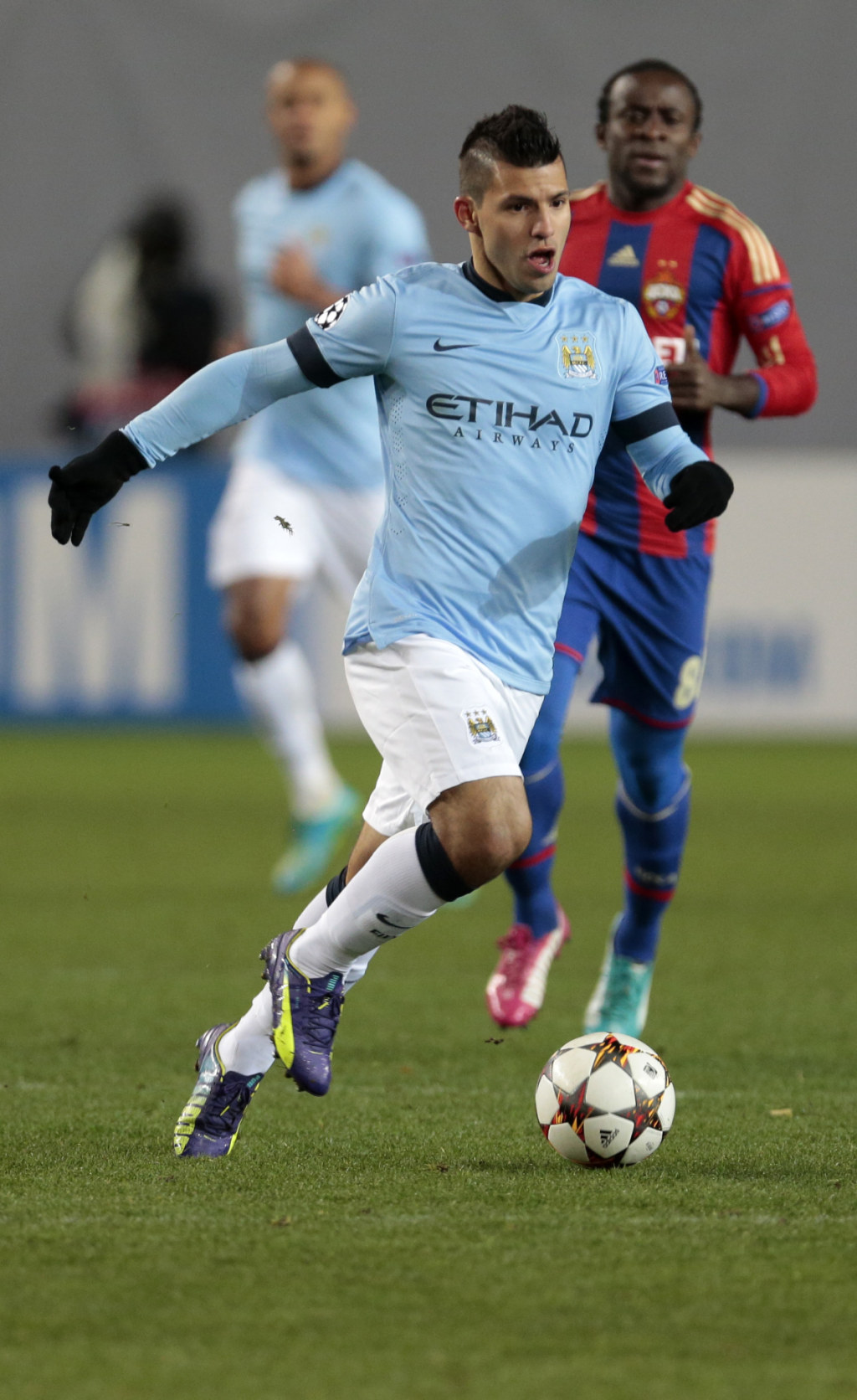 Manchester City's Sergio Aguero, left, in action during the фото (photo)
