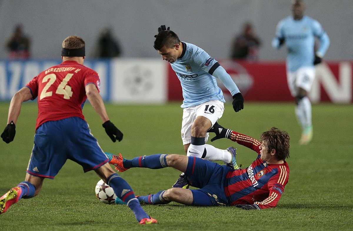 CSKA's Mario Fernandes, right on ground, takes the ball off фото (photo)
