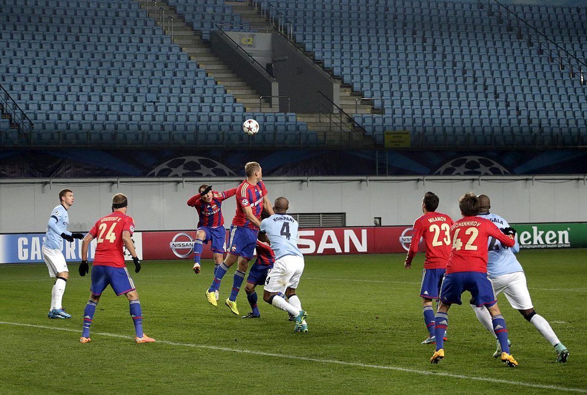 Manchester City players and CSKA players play in front of empty фото (photo)